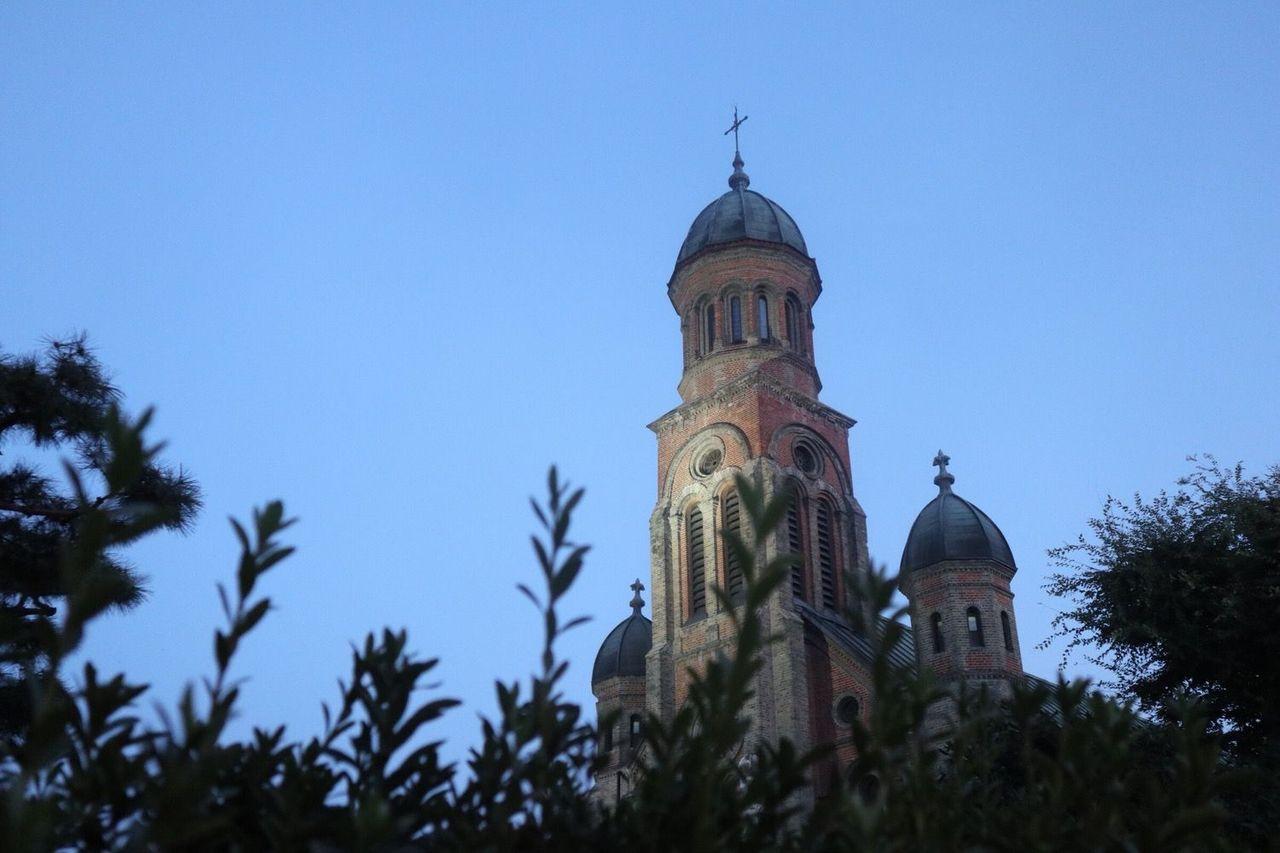 黄昏时分的全州殿洞圣堂，塔楼之间的天空背景蓝色与石制教堂形成鲜明对比，表现了圣堂的浪漫氛围。